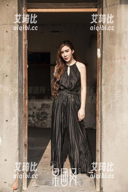 GIRLT果团网 - 停不下来的裴希西办公室写真：光影和色彩的瞬间捕捉