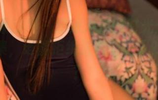 GIRLT果团网 – 游泳池边的时光：龚玥菲壁纸合集，谁能拒绝这种阳光下的惬意呢？