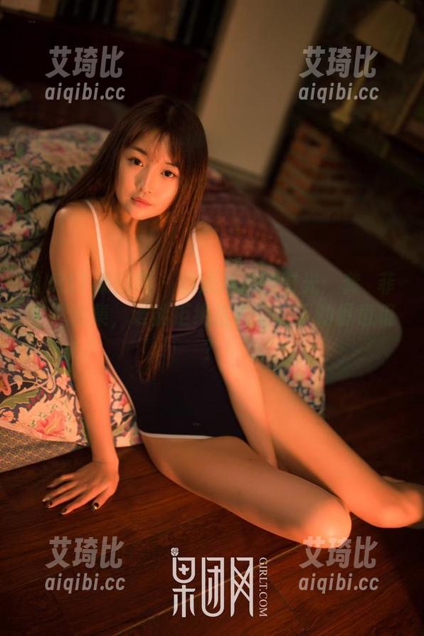 GIRLT果团网 - 游泳池边的时光：龚玥菲壁纸合集，谁能拒绝这种阳光下的惬意呢？