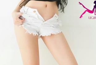 UGirls尤果网 – 套图大揭秘：谭晓彤的浴室，最新作品让你水中取乐！