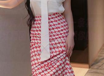 Xiuren秀人网 – 不止是一条裙子！杨晨晨性感红裙图包，瞬间点燃你的wardrobeenvy！