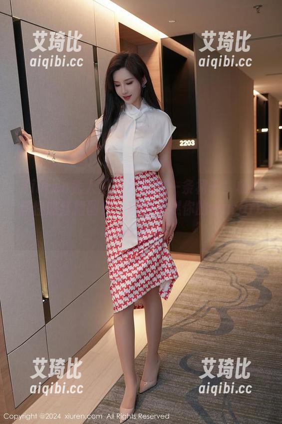 Xiuren秀人网 - 不止是一条裙子！杨晨晨性感红裙图包，瞬间点燃你的wardrobeenvy！