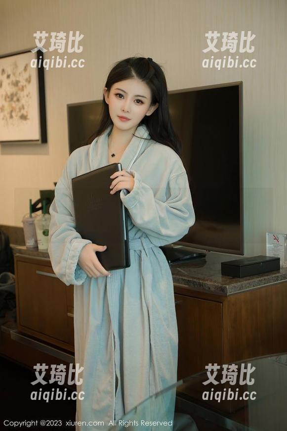 Xiuren秀人网-趁热拿铁latte Xiuren秀人网 - 趁热拿铁latte婚纱图包,谁能拒绝这动作流畅的优雅与张力?