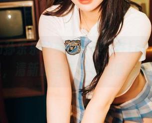 yeeun孙乐乐的美图合集：在Loozy大篷车里，清新的空气透着温暖的夏天！