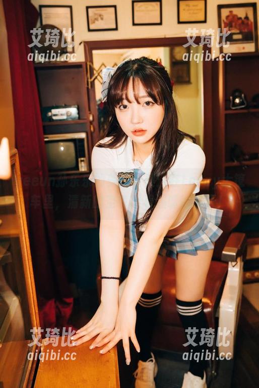 yeeun孙乐乐的美图合集：在Loozy大篷车里，清新的空气透着温暖的夏天！