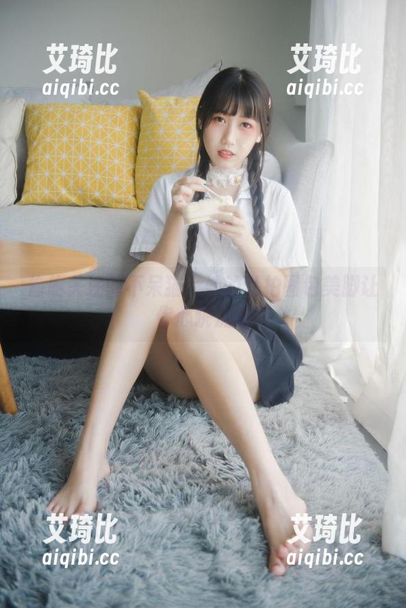 偷偷关注的不呆猫：她的私拍图包美脚让你心跳加速