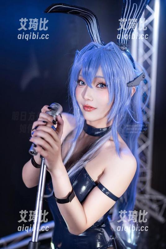 明日方舟W礼服大揭秘：切切celia教你如何“下载笑点”，原图不容错过！