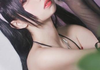 十万珍吱伏特泳装写真：当光影与水波交织时，心跳也跟着摇摆！