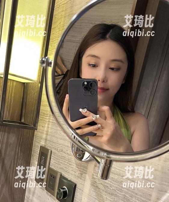 微密圈 - 黑色奶雯在午夜：超高清写真，神秘而诱惑