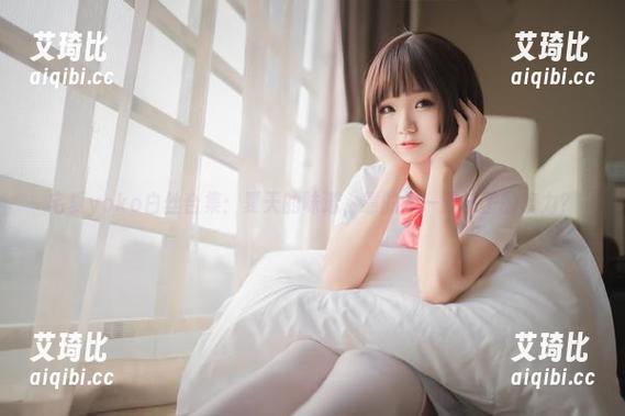 宅夏yoko白丝合集：夏天的味道，靠的是一双袜子的魔力？