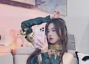 小小奶瓶儿又给我们带来了惊喜，白开水毛衣定制版作品，气质与温度并存！
