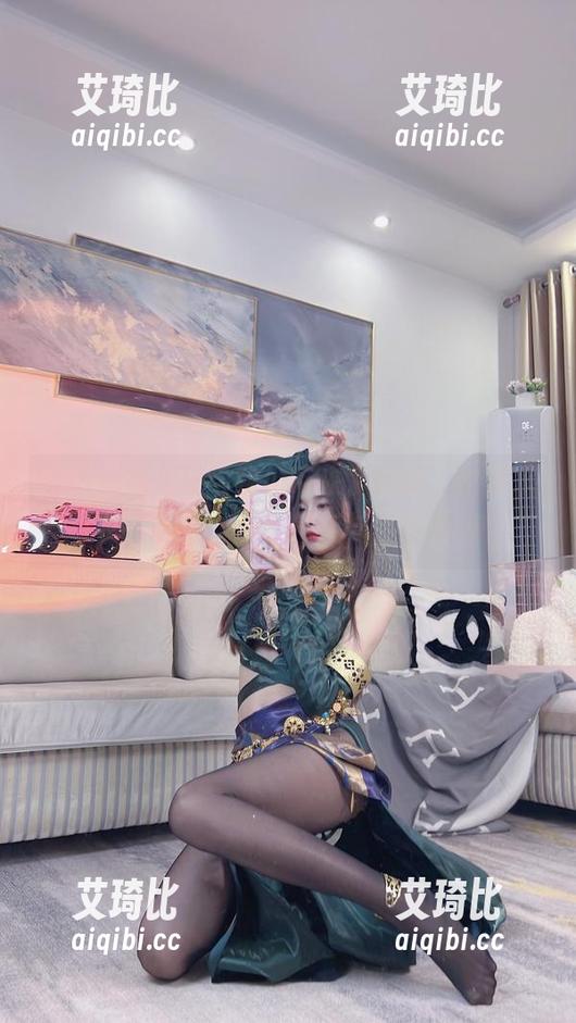小小奶瓶儿又给我们带来了惊喜，白开水毛衣定制版作品，气质与温度并存！