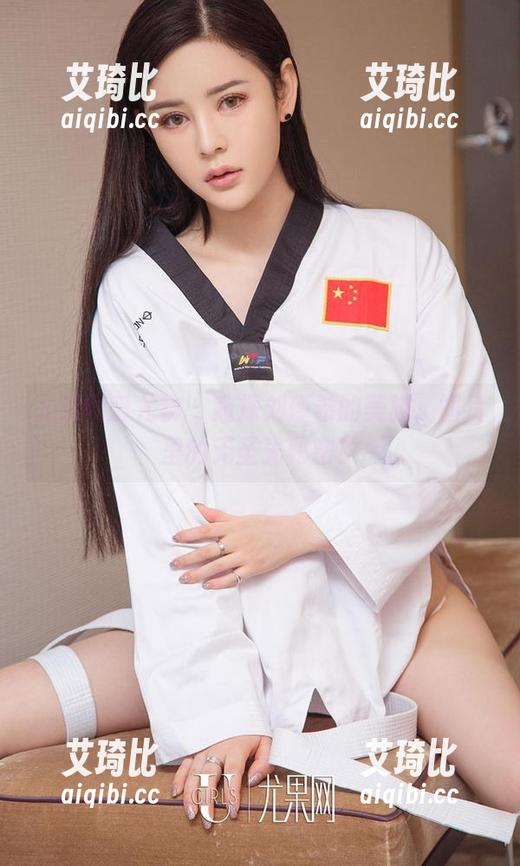 尤果网爱尤物 - 窥探刘瑾希的美脚，图片里的无圣光秘密！