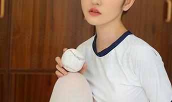 尤蜜荟 – 尹菲的唯美禁欲系私拍，简直在悄悄撩拨我的神经。