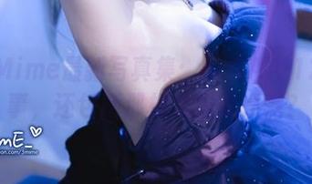 弥美Mime最新写真集：她和AA-12的故事，还包括那根无烟棒棒糖？