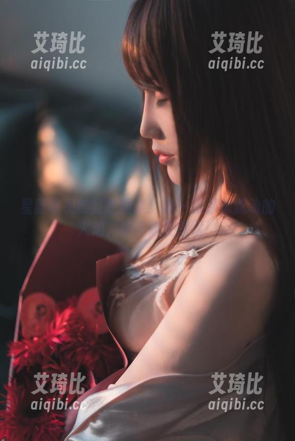 星野咪兔的红色图集：每一张都像流动的火焰，快来感受热度！