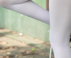 想象一下：森萝财团的高清少女图集，白色边缘泛光