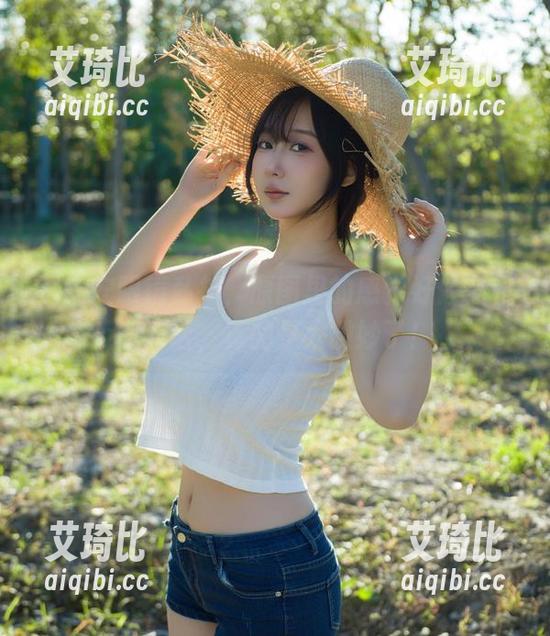浅安安眼镜私拍，原图里的感觉好像在和我对话，真的是太微妙了！