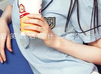 爱尤物 – 刘瑾希泳衣写真集：轻轻一瞥，满是阳光与魅力。