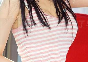 爱尤物 – 写真界的新宠儿：王俪丁与她的‘完美脚’专辑