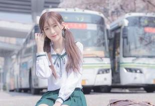 王羽杉的粉色连衣裙合集，光线再暗，情绪却很饱满
