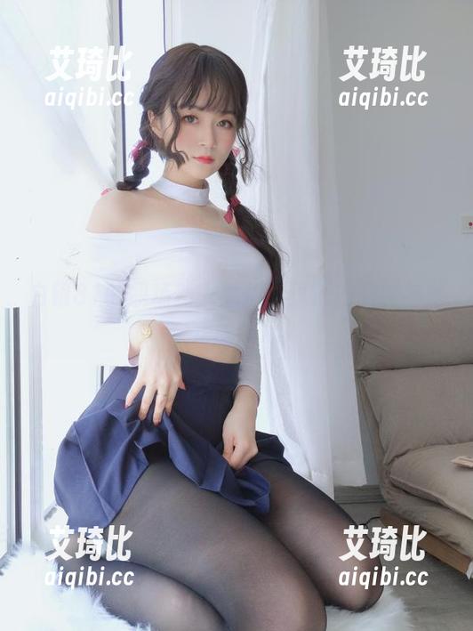 白银81的职场新人私拍：犹豫的眼神与坚定的内心