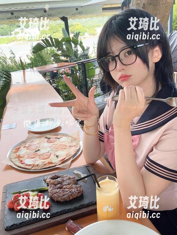 一览无遗的高清图集：眼酱大魔王w的补丁黑丝裸足与兽耳是绝配！