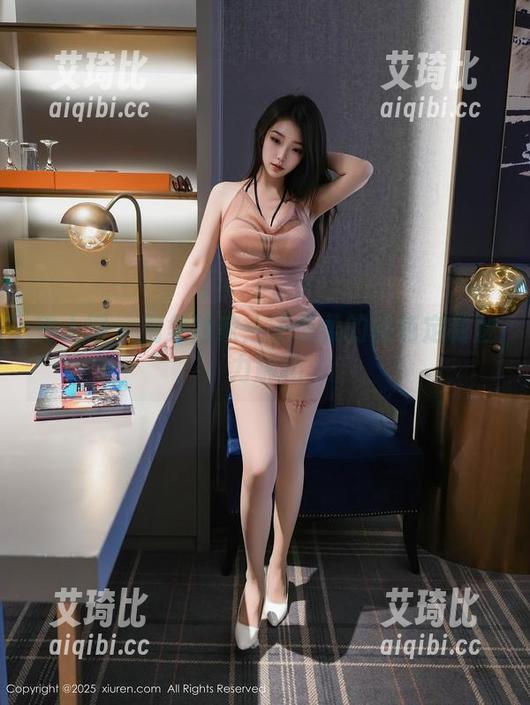 秀人网 - 图集独家：王曼柔的粉色定制魅力解码