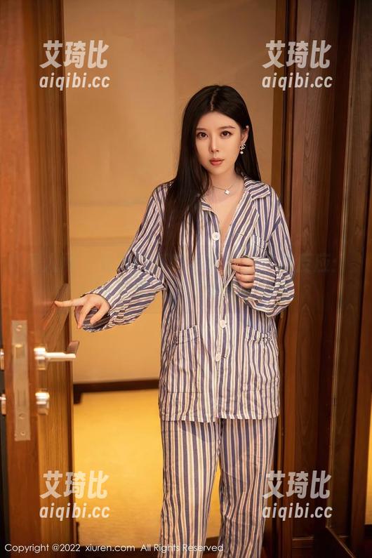 秀人网-金BABY吖 秀人网 - 金BABY吖与可爱的化学反应:一份写真合集带来的小惊喜