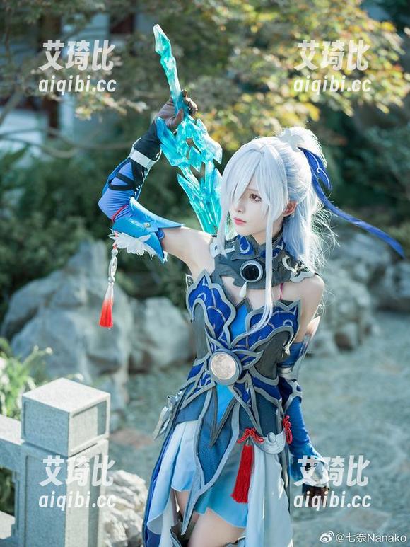 在黑色梦境中徘徊：腥味猫罐的高清写真探险