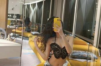 微密圈 – 葛征的纯白美图：我新买的白T都羞愧得想躲了！