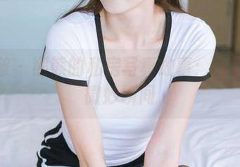 袜啵啵 – 熊熊的私房写真故事：教室里的微妙瞬间