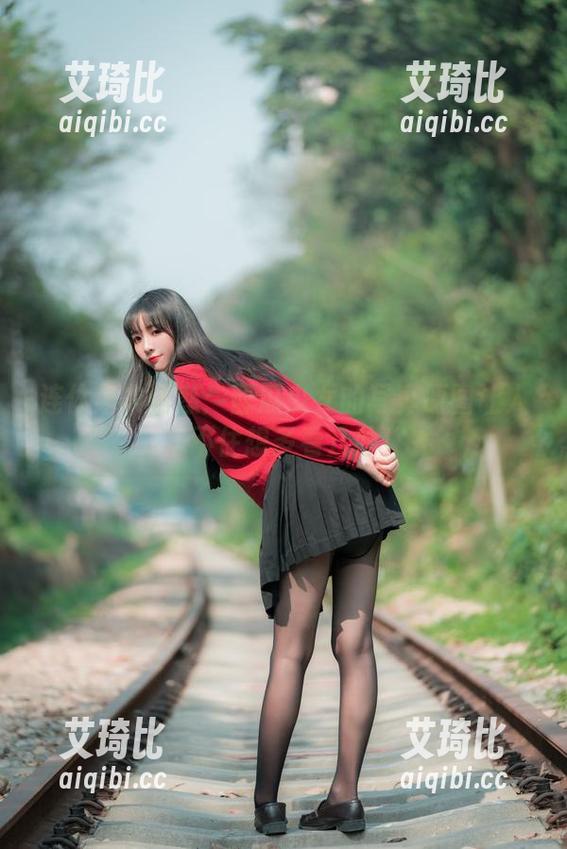 连体泳衣诱惑：西瓜少女的写真原图让人忍不住想多看几眼！