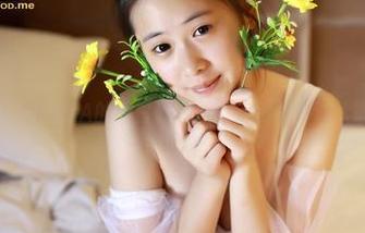 青豆客 – AZHUA的纯白调色板：定制写真让人欲罢不能
