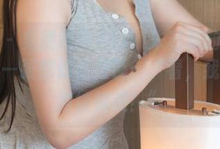青豆客 – 免费领略Akiki朱若慕的美脚写真，每一张都像是在说：“看，我的美值得被赞美！”