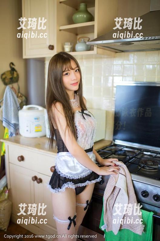 青豆客 - 岑苑之barbiebaby的泳衣作品：跟着光影游泳，快感满分！