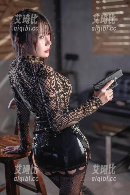 资源奔波的你，别忘了香草喵露露的高清女警图，十月转十一月的‘绝美’过渡！