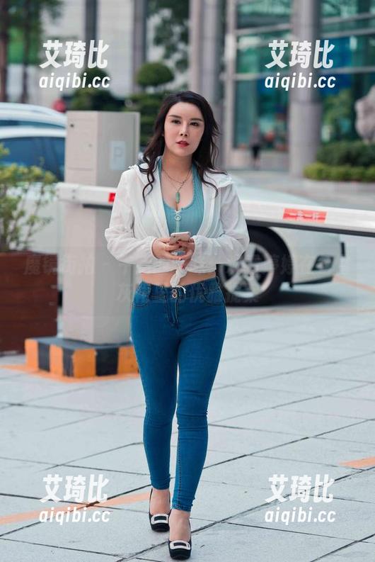 魔镜街拍 - 午后的暧昧：观看婷婷在包臀灰裙里的优雅提案