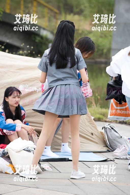 魔镜街拍 - 在婷婷的镜头下，白色吊带连衣裙与黑丝美腿的美丽瞬间原图