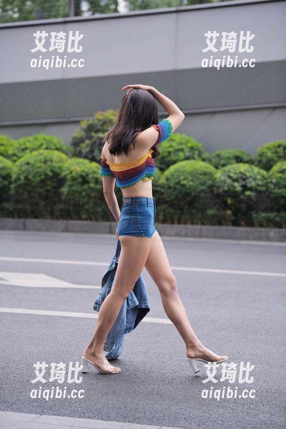 魔镜街拍 - 玲玲的孤独车展：一人街拍套图，风景如画却又寂静