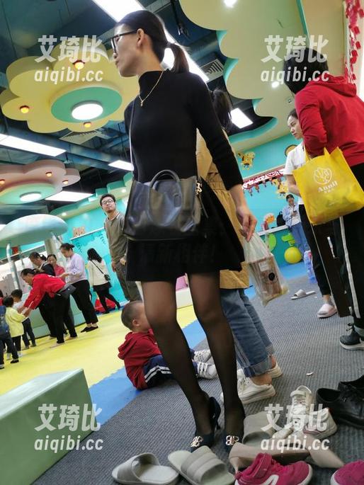 魔镜街拍 - 蓝色泳衣图集：芝芝的玩乐与清新相伴！