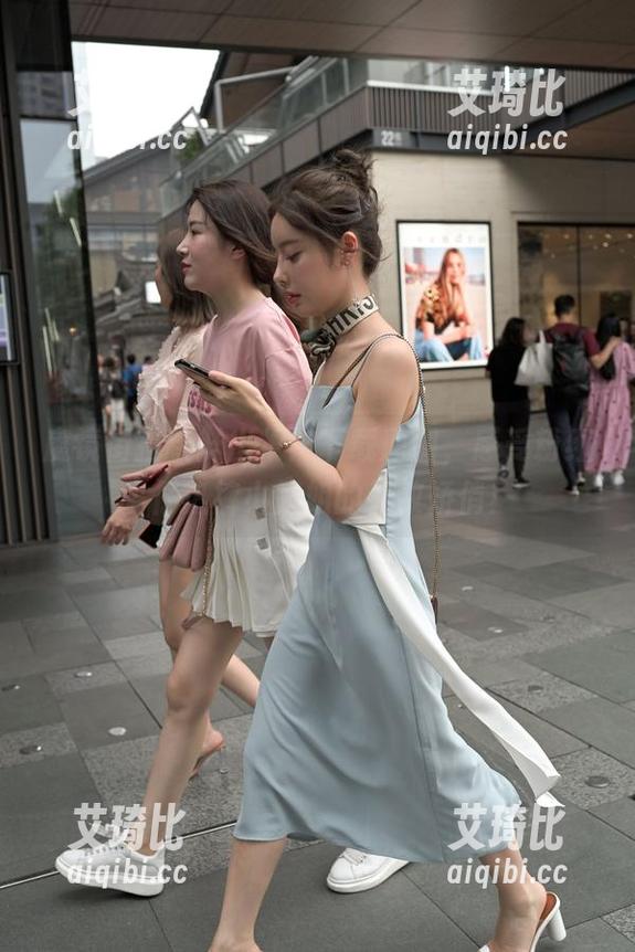 魔镜街拍新鲜出炉：下载原图，感受粉红牛仔热裤小姐姐的无敌娇俏！