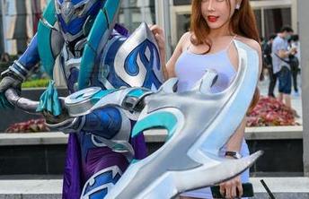 在魔镜街拍的美图世界，红裙小姐姐的细节简直让人不敢直视！